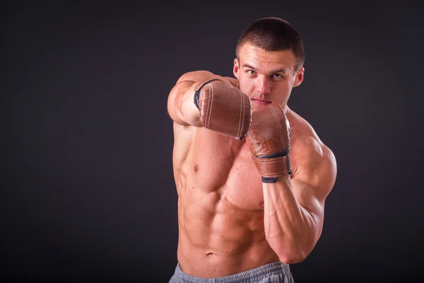 O homem de luvas de boxe — Fotografia de Stock