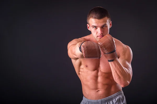 El hombre con guantes de boxeo —  Fotos de Stock