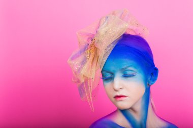 yaratıcı makyaj ile model