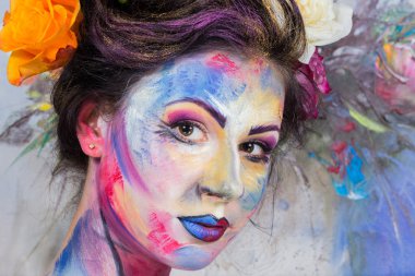 renkli makyaj ile model