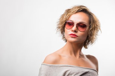 Muhteşem sarışın içinde güneş gözlüğü