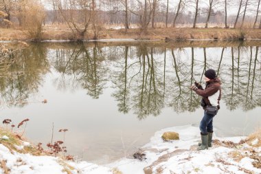 Kışın iplik ile balıkçı