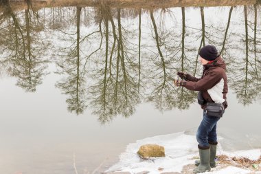 Kışın iplik ile balıkçı