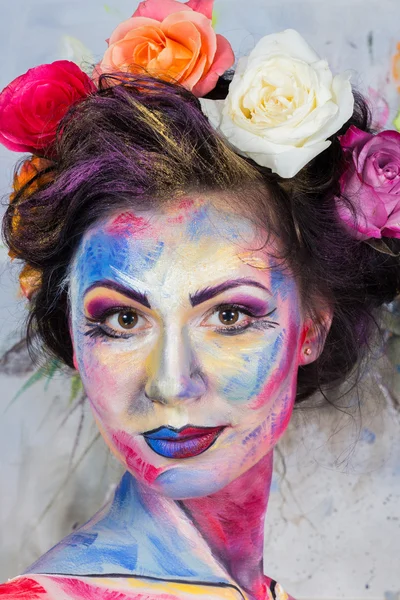 Model met kleurrijke make-up — Stockfoto