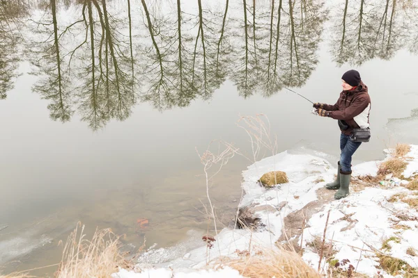 Pescador com fiação no inverno — Fotografia de Stock