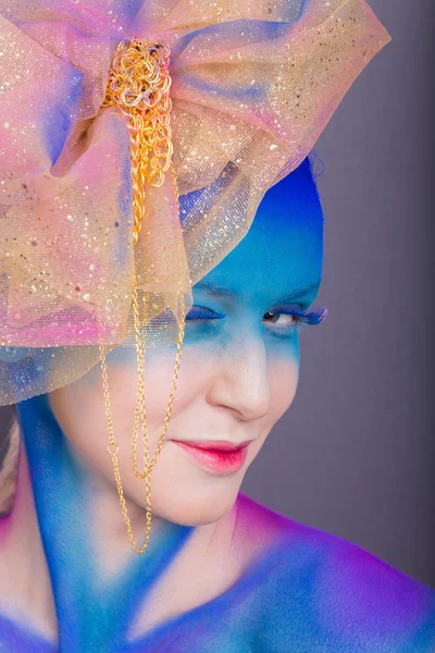 yaratıcı makyaj ile model