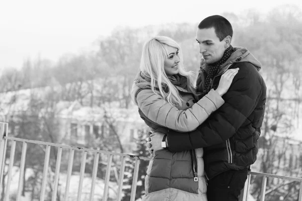 Casal posando ao ar livre no inverno — Fotografia de Stock