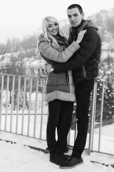 Casal posando ao ar livre no inverno — Fotografia de Stock