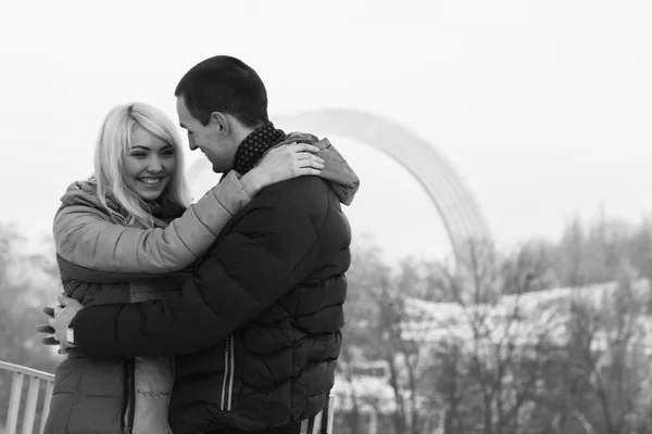 Casal posando ao ar livre no inverno — Fotografia de Stock