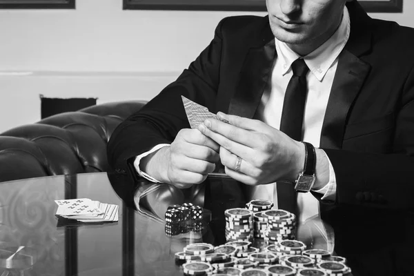 Игрок в покер в казино — стоковое фото