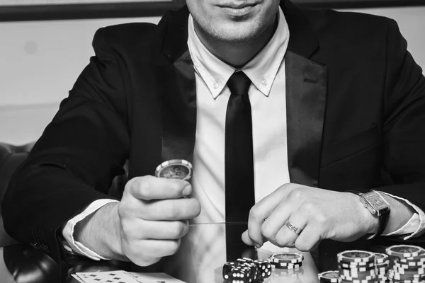 Jogador de poker no casino — Fotografia de Stock