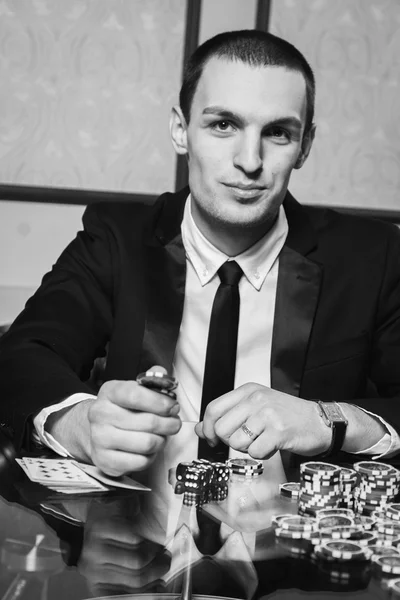 Jogador de poker no casino — Fotografia de Stock