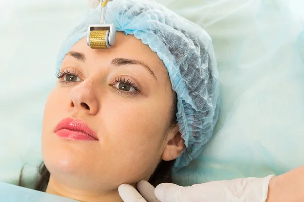 Beautician performs anti-aging treatment — Stock Photo, Image