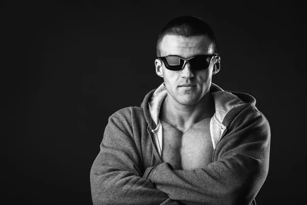Człowiek w sportowa kurtka i okulary — Zdjęcie stockowe