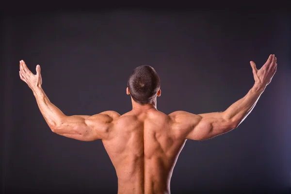 Bodybuilder shows his muscles. — Stock Photo, Image