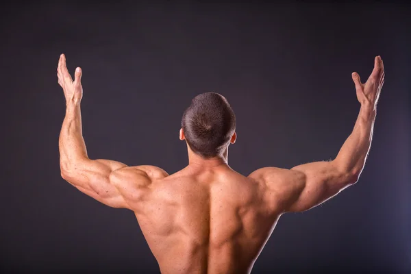 Bodybuilder toont zijn spieren. — Stockfoto