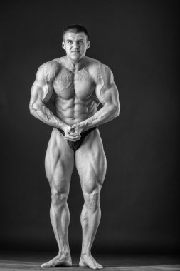 kaslı adam vücut geliştirmeci