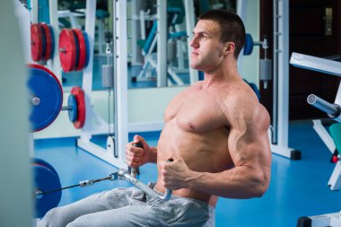 spor olarak güçlü bir adam