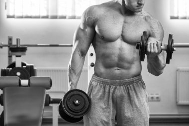 Vücut egzersizleri dumbbells ile yapar