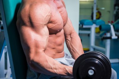 spor olarak güçlü bir adam