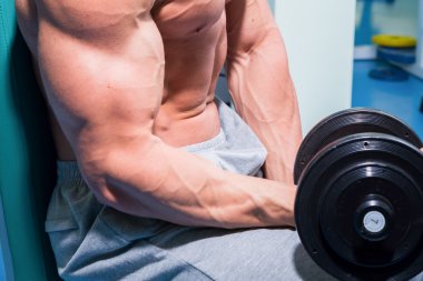 ağırlıklar ile çalışma dışarı adam