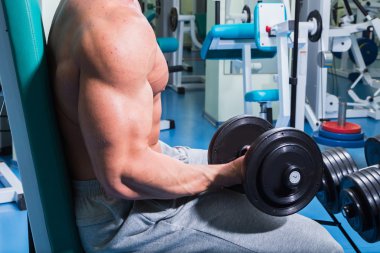 ağırlıklar ile çalışma dışarı adam