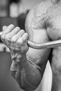 ağırlıklar ile çalışma dışarı adam