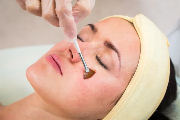 Performing of anti-aging treatment — Stock Photo, Image