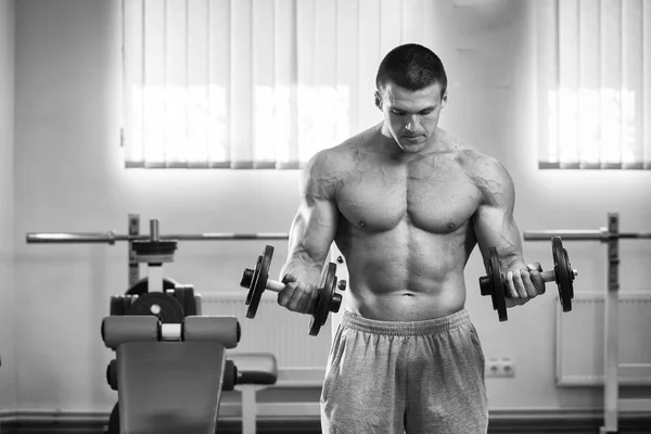 Vücut egzersizleri dumbbells ile yapar — Stok fotoğraf