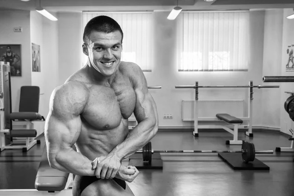 Uomo forte in palestra — Foto Stock