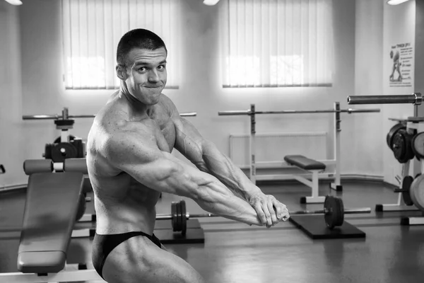 Hombre fuerte en el gimnasio — Foto de Stock