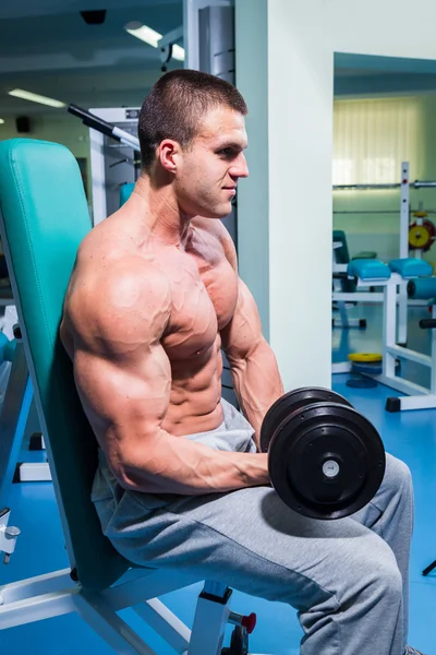 Hombre haciendo ejercicio con pesas — Foto de Stock