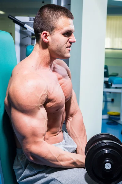 Mann trainiert mit Gewichten — Stockfoto
