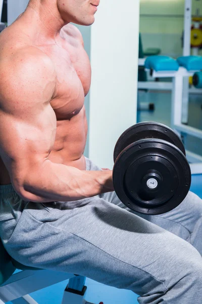 Mann trainiert mit Gewichten — Stockfoto