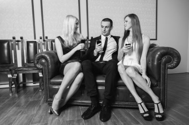 Bir adam ve iki kızı