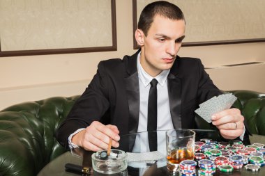 Casino poker oyuncusu