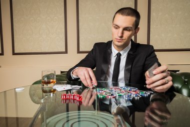 Casino poker oyuncusu
