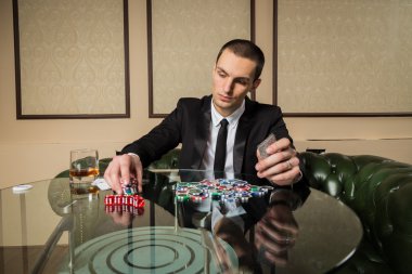 Casino poker oyuncusu