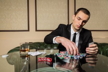 Casino poker oyuncusu