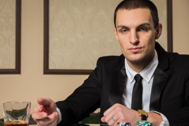 Casino poker oyuncusu