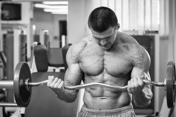 Hombre haciendo ejercicio con pesas —  Fotos de Stock