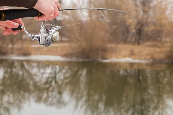 Pescatore con una canna da spinning leggera — Foto Stock