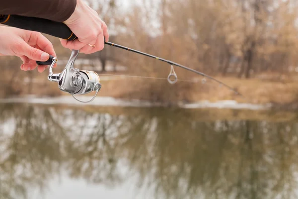 Pescatore con una canna da spinning leggera — Foto Stock