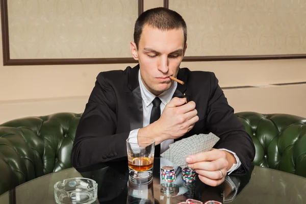 Jogador de poker no casino — Fotografia de Stock