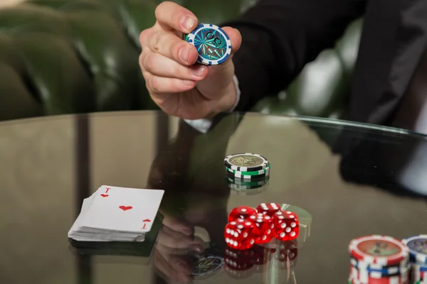 Μάρκες πόκερ στο χέρι και κάρτες — Φωτογραφία Αρχείου