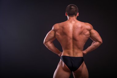 Atletik erkek kasları muallakta gösterilen