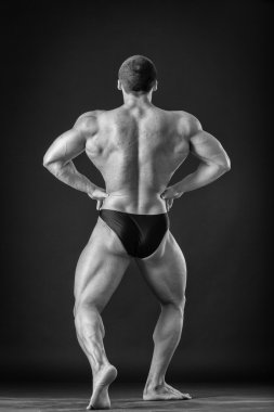 Atletik erkek kasları muallakta gösterilen