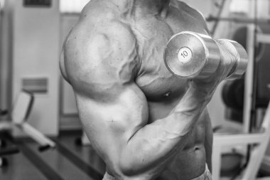 ağırlıklar ile çalışma dışarı adam