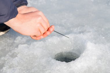 Buz balıkçılık kuyudan balıkçı