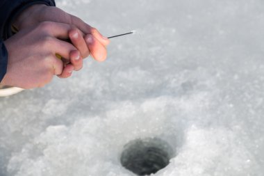 Buz balıkçılık kuyudan balıkçı